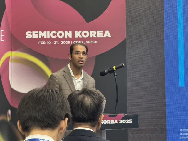 가우라브 굽타 가트너 애널리스트가 19일 '세미콘 코리아 2025'에서 발표하고 있다. <연합뉴스 제공>